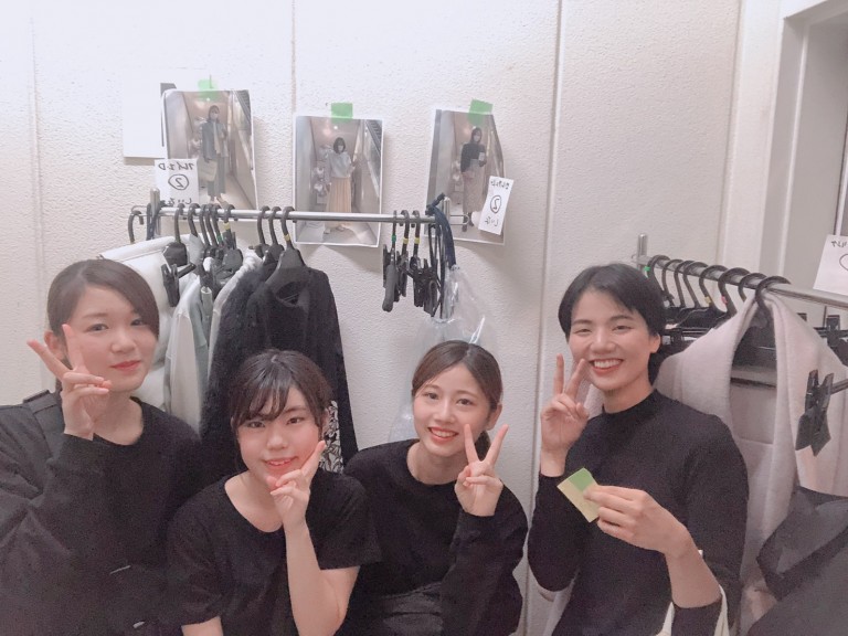 ファッションショーでフィッターのお手伝い 小井手ファッションビューティ専門学校